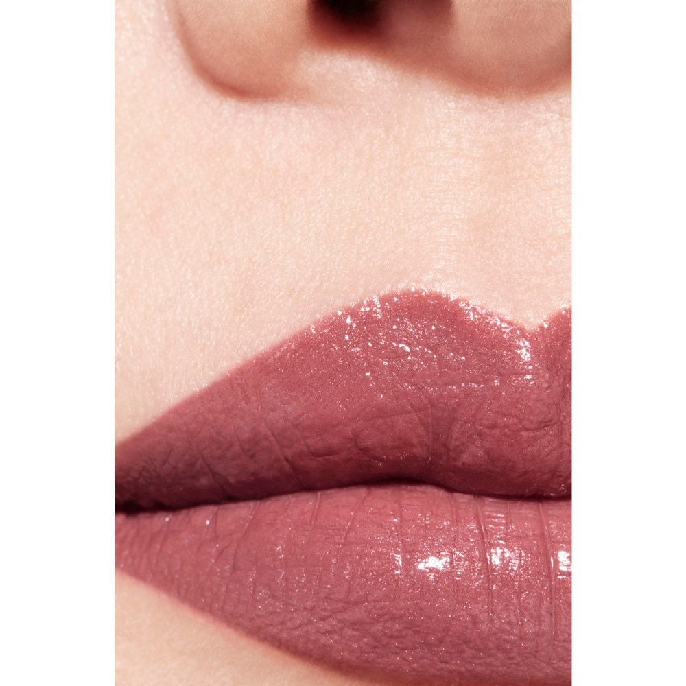 LA BARRA DE LABIOS SATINADA DE LARGA DURACI&Oacute;N, TRATAMIENTO HIDRATANTE Y ALISANTE
